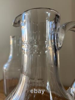 2 anciennes Verseuses / Carafes en cristal taillé et gravé d' 1 couronne