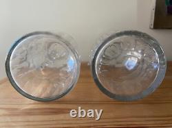2 anciennes Verseuses / Carafes en cristal taillé et gravé d' 1 couronne