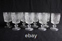 8 anciens verres à vin en verre pressé moulé, décor médaillon, hauteur 13.5 cm