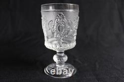 8 anciens verres à vin en verre pressé moulé, décor médaillon, hauteur 13.5 cm