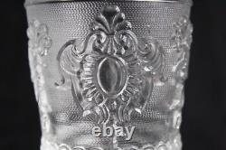 8 anciens verres à vin en verre pressé moulé, décor médaillon, hauteur 13.5 cm