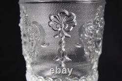 8 anciens verres à vin en verre pressé moulé, décor médaillon, hauteur 13.5 cm