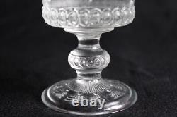 8 anciens verres à vin en verre pressé moulé, décor médaillon, hauteur 13.5 cm