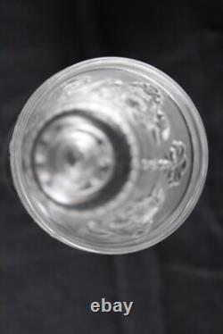 8 anciens verres à vin en verre pressé moulé, décor médaillon, hauteur 13.5 cm