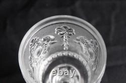 8 anciens verres à vin en verre pressé moulé, décor médaillon, hauteur 13.5 cm