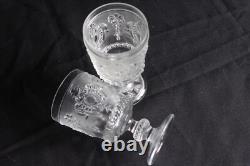 8 anciens verres à vin en verre pressé moulé, décor médaillon, hauteur 13.5 cm