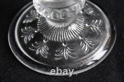 8 anciens verres à vin en verre pressé moulé, décor médaillon, hauteur 13.5 cm