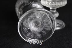 8 anciens verres à vin en verre pressé moulé, décor médaillon, hauteur 13.5 cm