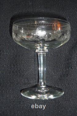 9 coupes à champagne en cristal soufflé gravé anciennes st louis ou baccarat