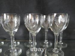 9 verres à vin anciens en cristal taillé ciselé, décor floral