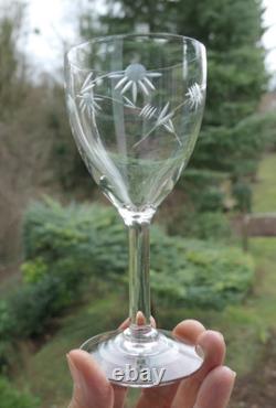 9 verres à vin anciens en cristal taillé ciselé, décor floral 9 verres à vin anciens en cristal taillé ciselé, décor floral