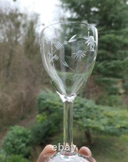 9 verres à vin anciens en cristal taillé ciselé, décor floral