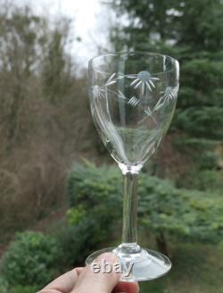 9 verres à vin anciens en cristal taillé ciselé, décor floral