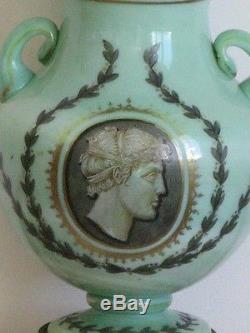 Ancien Très Grand Vase Opaline Verte Napoléon décor à l'antique peinture bronze