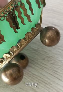 Ancien bougeoir en opaline verte et métal doré Feuillagés, 19e. Très rare