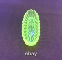 Ancien épinglier en ouraline / cristal jaune signé BACCARAT modèle BAMBOU