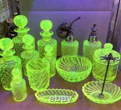 Ancien épinglier en ouraline / cristal jaune signé BACCARAT modèle BAMBOU