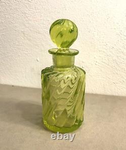 Ancien flacon à parfum en ouraline BACCARAT modèle BAMBOU cristal Toilette