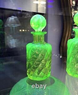 Ancien flacon à parfum en ouraline BACCARAT modèle BAMBOU cristal Toilette XIXe