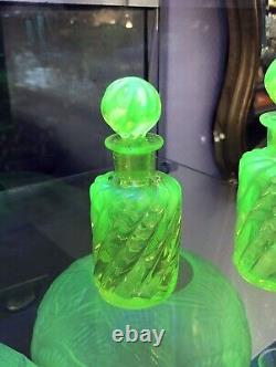 Ancien flacon à parfum en ouraline BACCARAT modèle BAMBOU cristal Toilette XIXe