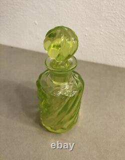 Ancien flacon à parfum en ouraline BACCARAT modèle BAMBOU cristal Toilette XIXe
