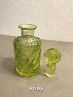 Ancien flacon à parfum en ouraline BACCARAT modèle BAMBOU cristal Toilette XIXe