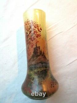 Ancien petit vase en pâte de verre signé LEGRAS, Village entre de grands arbres