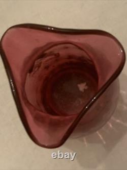 Ancien petit vase rose en verre émaillé Legras ou Clichy, à décor de personnage