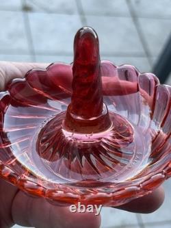 Ancien porte-bagues Baccarat en cristal rose signé France Vintage Ring Holder