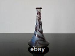 Ancien vase Gallé en verre multicouche dégagé à l'acide. Eclat au col