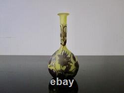 Ancien vase Gallé en verre multicouche dégagé à l'acide. Pate de verre