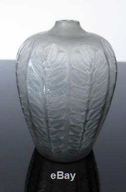 Ancien vase René Lalique modèle Tournai. Signé R Lalique