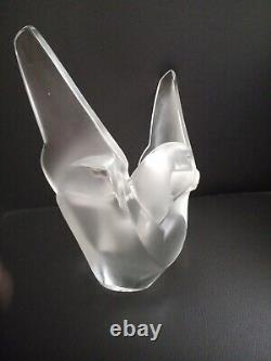 Ancien vase aux colombes cristal signé Lalique France modèle Sylvie pique fleur