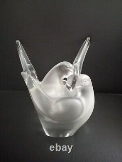 Ancien vase aux colombes cristal signé Lalique France modèle Sylvie pique fleur