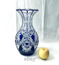 Ancien vase en cristal taillé overlay doublé bleu BACCARAT modèle LAGNY 30 cm