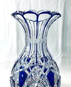 Ancien vase en cristal taillé overlay doublé bleu BACCARAT modèle LAGNY 30 cm