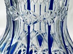 Ancien vase en cristal taillé overlay doublé bleu BACCARAT modèle LAGNY 30 cm