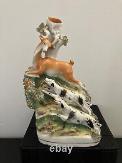 Ancien vase en faïence de Staffordshire Daim pourchassé par des lévriers
