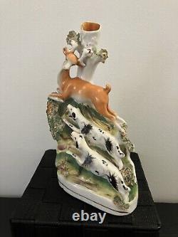 Ancien vase en faïence de Staffordshire Daim pourchassé par des lévriers