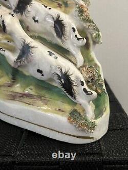 Ancien vase en faïence de Staffordshire Daim pourchassé par des lévriers