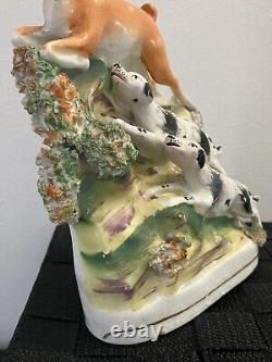 Ancien vase en faïence de Staffordshire Daim pourchassé par des lévriers