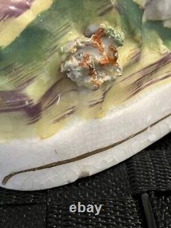 Ancien vase en faïence de Staffordshire Daim pourchassé par des lévriers