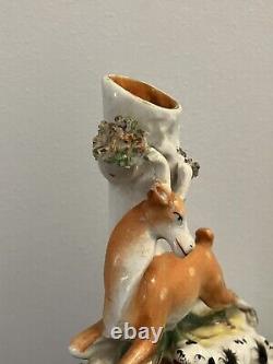 Ancien vase en faïence de Staffordshire Daim pourchassé par des lévriers