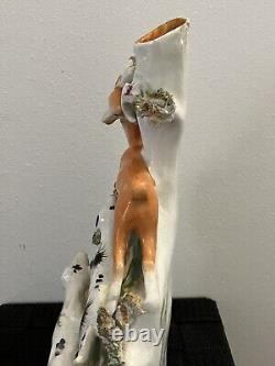 Ancien vase en faïence de Staffordshire Daim pourchassé par des lévriers