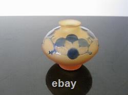 Ancien vase miniature signé D'Argental. Verre multicouche. Pate de verre