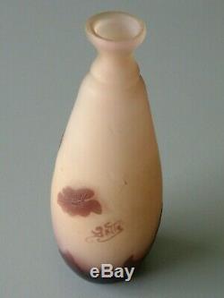 Ancien vase miniature signé Gallé à décor de fleurs dégagées à l'acide H = 12,9