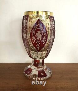 Ancien vase sur pied / calice cristal de bohème rouge rubis et doré Décor oiseau