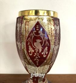 Ancien vase sur pied / calice cristal de bohème rouge rubis et doré Décor oiseau