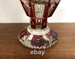 Ancien vase sur pied / calice cristal de bohème rouge rubis et doré Décor oiseau
