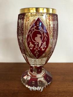 Ancien vase sur pied / calice cristal de bohème rouge rubis et doré Décor oiseau